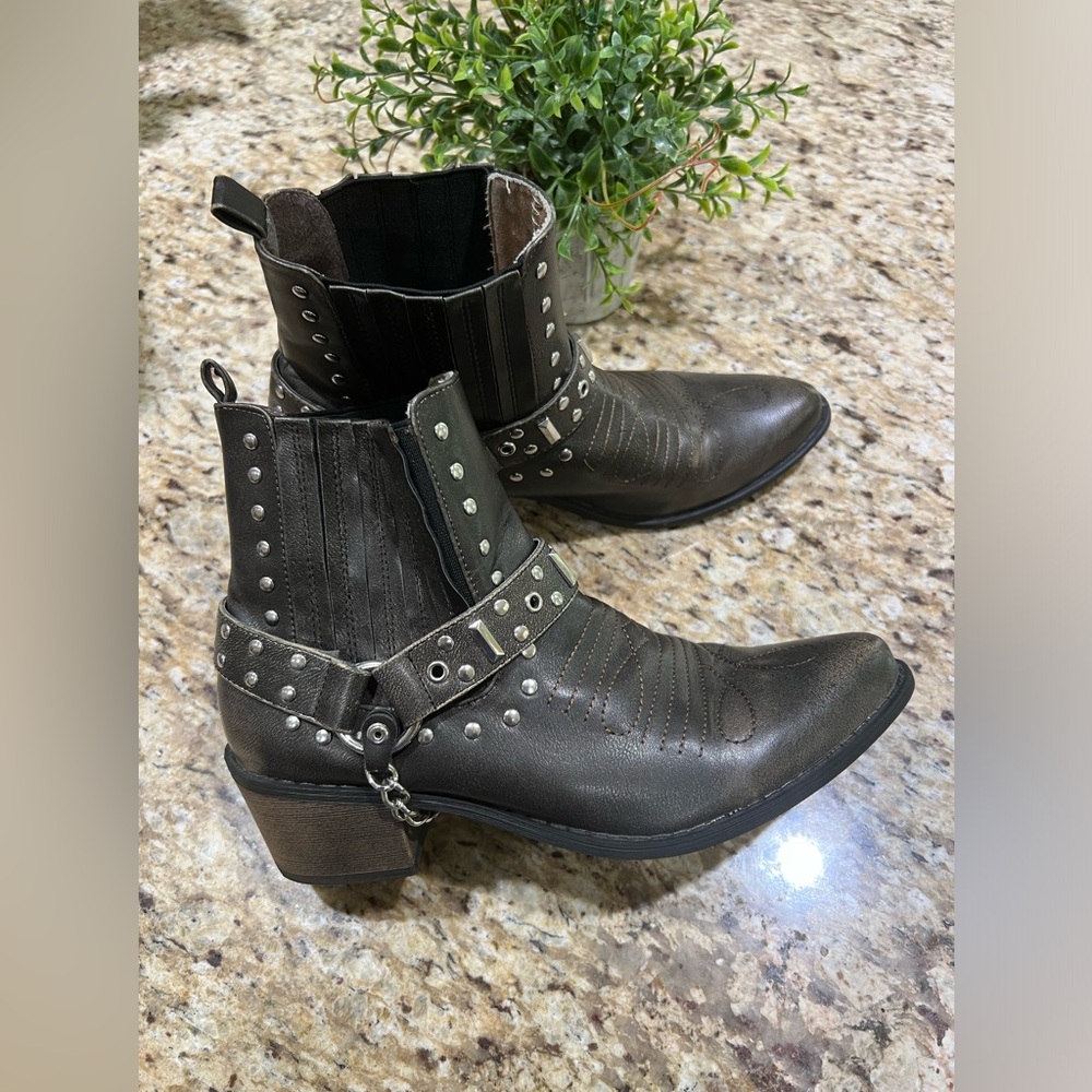 Coconuts by Matisse Black Ankle Boots with Silver Accents - Picture 3 of 13